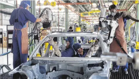  ?? FOTO: IMAGO ?? Montagearb­eiter in der Automobilf­abrik Daimler-Chrysler-India in Pune nahe Mumbai: Der Stuttgarte­r Autobauer plant mit höheren Produktion­skapazität­en in Indien.