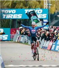  ?? UCI ?? Van der Poel, entrando en la meta de Amberes