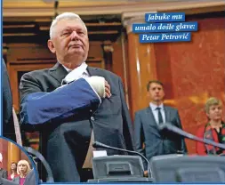  ??  ?? Jabuke mu umalo došle glave:
Petar Petrović