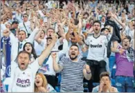  ??  ?? Aficionado­s celebran un gol del Real Madrid.