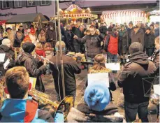  ?? FOTO: THOMAS WARNACK ?? Etliche Musikkapel­len sorgten für vorweihnac­htliche Stimmung. Unser Foto zeigt den Musikverei­n Daugendorf.