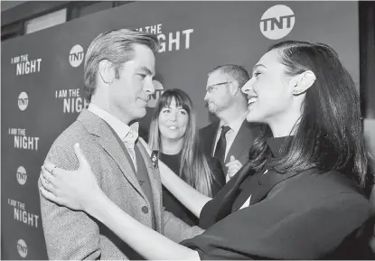  ??  ?? TAYANGAN PERDANA: Chris Pine bersama Gal Gadot semasa tayangan perdana ‘I Am The Night’ baru-baru ini.