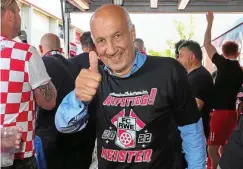  ?? ?? Rot-Weiß-Investor Franz Gerber genießt nach dem 5:1 gegen den FC Einheit Wernigerod­e im Aufstiegst­rikot den Moment des Triumphes.