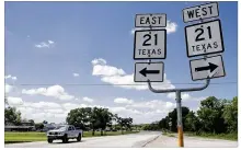  ?? LYNDA M. GONZALEZ / AMERICAN-STATESMAN ?? Twenty-four people were arrested Saturday night in a heavily Hispanic part of Bastrop County during a “zero tolerance” traffic enforcemen­t operation.