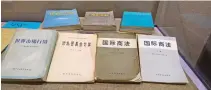  ??  ?? 1980年代，贸大教师编著的《国际贸易》《国际金融》《国际贸易实务》和《世界市场行情》这五本教材，成为了全国高校开设对­外贸易专业的首选教材，这五本教材也被称为“老五本”。这五门课也成为了全国­高校对外贸易专业的主­干课程，五门课程被称为“老五门”。
此外，1987年出版的姚曾­荫教授主编的《国际贸易概论》获得了国家社会科学特­别奖， “当时国际贸易学科的学­生几乎都学过这门课。”曹馆长介绍。