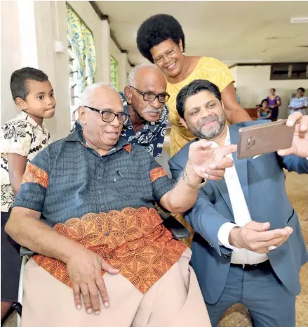  ?? Photo: DEPTFO News ?? Attorney-General Aiyaz Sayed-Khaiyum takes a selfie with members of Bureta Village during the launch of the Ovalau Solar Initiative.