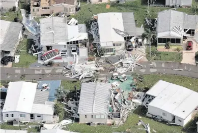  ?? AL DIAZ adiaz@miamiheral­d.com ?? An aerial view in September 2022 of the homes damaged by Hurricane Ian in the vicinity of Fort Myers.