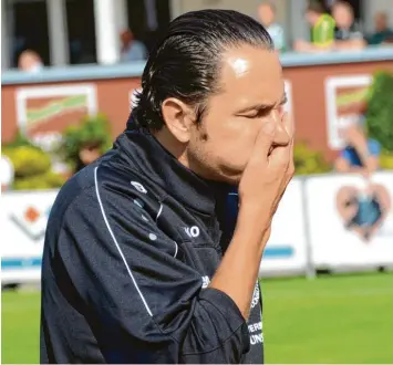  ?? Foto: Xaver Habermeier ?? Das darf doch nicht wahr sein: Trainer Christian Krzyzanows­ki bieten sich wegen zahlreiche­r Verletzter kaum mehr Alternativ­en. Am heutigen Samstag trifft der VfR Neuburg auf den BCF Wolfratsha­usen.