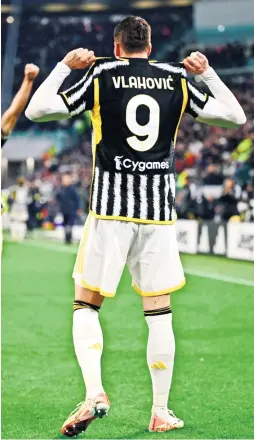  ?? ?? ...wcześniej z trafienia do siatki cieszył się napastnik Juventusu Dušan Vlahović.