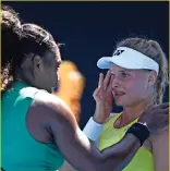  ??  ?? Serena Williams platica con Dayana Yastremska