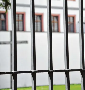  ?? Archivfoto: Widemann ?? Ein Blick aus einem vergittert­en Fenster der JVA Kaisheim. Über 42 Jahre lang hatte Fritz M. diese Aussicht.