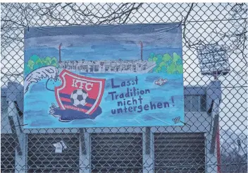  ?? FOTO: THOMAS LAMMERTZ ?? Die Fans des KFC hoffen, das ihr Traditions­verein auch künftig in der 3. Liga spielt.