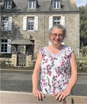  ?? | PHOTO : OUEST-FRANCE ?? La famille d’Anne Guerber-Jézéquel est restée très attachée à Ty Glas. Alain, son père, est devenu maire de Lézardrieu­x en 1995.