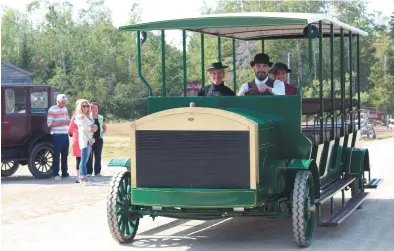  ??  ?? La navette est une réplique d’un autobus qu’on retrouvait dans la ville de Saint-Jean en 1910. - Acadie Nouvelle: Anne-Marie Provost