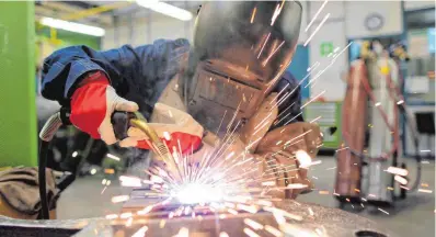  ?? FOTO: DPA ?? Heiß begehrt: Auch österreich­ischen Unternehme­n mangelt es an Facharbeit­ern und Handwerker­n.