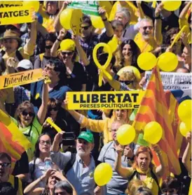  ?? AFP ?? Con banderas y pancartas, los independen­tistas demandaron ayer, en Barcelona, la libertad de sus dirigentes.