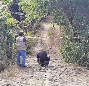  ??  ?? Por puente. El cadáver de Carlos Mario Henríquez Guzmán, una de las tres víctimas de homicidio ayer en El Tránsito, fue encontrado a un lado del puente El Marañón.
