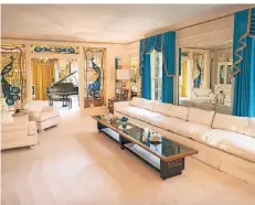  ?? FOTO: DPA/GRACELAND ARCHIVES ?? Das Wohnzimmer dominiert ein 4,50 Meter langes weißes Sofa, eine Spezialanf­ertigung nach Elvis’ Wünschen.