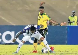  ??  ?? DUELO. Romell Quioto protege el balón ante la marca del jamaiquino Damion Lowe.