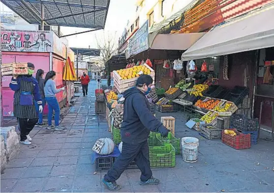  ?? (RAMIRO PEREYRA) ?? Regreso a la normalidad. Ayer, los puestos del Mercado volvieron a ofrecer sus productos, aunque hubo pocos clientes.