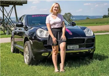  ?? 20MIN/MICHAEL SCHERRER ?? Für ihren Porsche Cayenne erntet Studentin Soraya ab und an ein Daumenhoch.