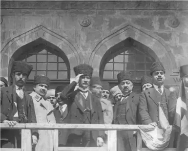  ??  ?? Büyük Millet Meclisi Başkanı Mustafa Kemal Paşa, bir tören sırasında Meclis balkonunda­n halkı selamlıyor (üstte).