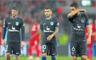  ?? ?? De Paul, Correa y Koke, cabizbajos en la derrota del Atlético el martes en Leverkusen.