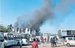  ?? FOTO: AP ?? Una columna del humo sale de un edificio del Serum Institute of India, el mayor fabricante de vacunas del mundo.