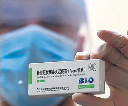  ?? TÉLAM ?? CHINA. La vacuna Sinopharm no mostró estudios de fase 3 en adultos mayores, por eso se restringió su aplicación.