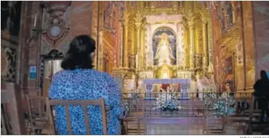  ?? PABLO LASTRUCCI ?? La Virgen de la Esperanza, ya en su camarín, ataviada de blanco.