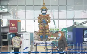  ?? SOMCHAI POOMLARD ?? The subdued atmosphere at Suvarnabhu­mi airport on Dec 7 following the detection of Omicron variant in Thailand.