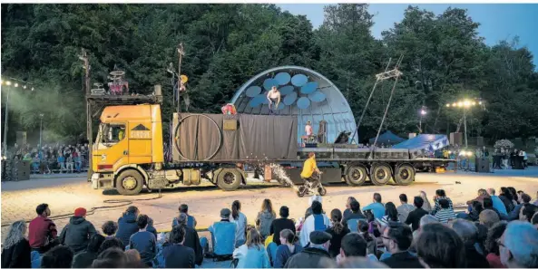  ?? FOTOS: OLIVER DIETZE ?? Mit dem Stück „Arrêt d‘urgence“begann am Donnerstag das 45. Festival Perspectiv­es. Dazu nutzte die Zirkustrup­pe Akoreoacro einen 40-Tonner-Lkw.