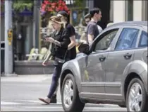  ?? TORONTO STAR FILE PHOTO ?? The National Safety Council in the U.S. says more than 11,000 people were injured in 2015 in distracted walking incidents involving smartphone­s.