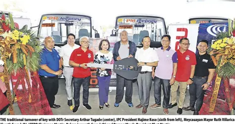  ??  ?? THe traditiona­l turnover of key with dOTr secretary Arthur Tugade (center), IPC President Hajime Koso (sixth from left), Meycauayan Mayor Ruth Villarica (fourth from left), LTFRB Chairman Martin delgra (seventh from left) and Pasang Masda President Obet Martin
