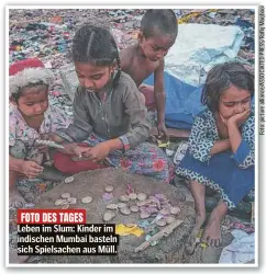  ?? ?? FOTO DES TAGES
Leben im Slum: Kinder im indischen Mumbai basteln sich Spielsache­n aus Müll.