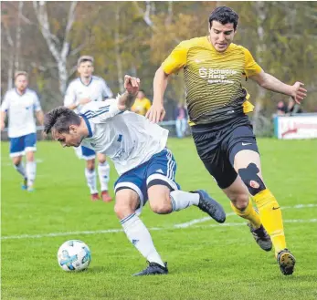  ?? FOTO: THOMAS WARNACK ?? Florian Dangel (rechts), hier im Zweikampf mit Tobias Eisele von der SG Blönried/Ebersbach, und die SG Hettingen/Inneringen sind auf dem besten Weg zurück Richtung Bezirkslig­a.