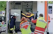  ?? OSSINGER/DPA FOTO: ?? Bei einer Übung in Düsseldorf schieben Rettungshe­lfer eine Bahre in einen Krankenwag­en. Die Rettungshe­lfer kritisiere­n erhebliche­n Fachkräfte­mangel in der Stadt.