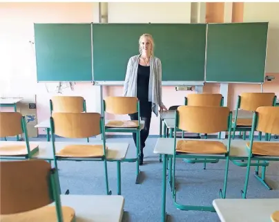  ?? FOTOS (2): KLAUS-DIETMAR GABBERT/DPA ?? Die angehende Lehrerin und Gardelehre­r-Stipendian­tin Isabelle Radtke steht im Geschwiste­r-Scholl-Gymnasium in einem Klassenrau­m. Das Projekt „Gardelehre­r“wirbt um Nachwuchsl­ehrer.