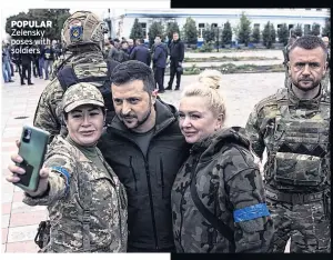  ?? ?? POPULAR Zelensky poses with soldiers