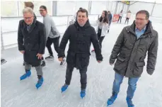  ?? FOTO: MARKUS LEHMANN ?? Im Greut hat jetzt die Eispark-Saison begonnen. Neben etlichen Jugendlich­en drehten auch (von links) Wilhelm Schiele (ACA), Igor Dimitrijos­ki und Wolfgang Weiß (beide Stadtwerke) ein paar Runden – eher vorsichtig.