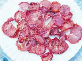  ?? PHOTOS BY HELEN CHESNUT ?? A time- and labour-saving way to preserve tomatoes is to dehydrate the slices. Package and freeze for use in salads and cooked dishes.