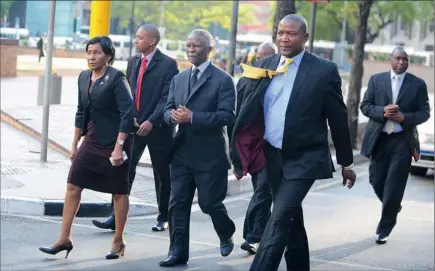  ?? PICTURE: PABALLO THEKISO ?? NO MEAN FEET: Former president Thabo Mbeki and his wife Zanele had to step out of their motorcade and walk – with their bodyguards around them – when their car got stuck in a traffic jam in central Joburg yesterday.