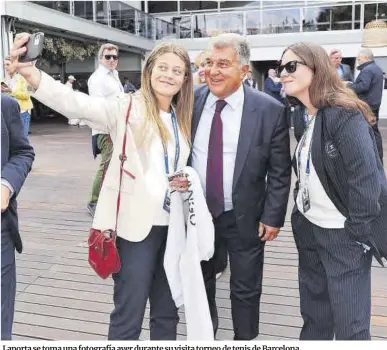  ?? Valentí Enrich ?? Laporta se toma una fotografía ayer durante su visita torneo de tenis de Barcelona.