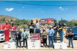  ??  ?? Entrega de trofeos a los tres primeros clasificad­os.