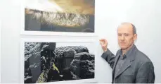  ?? FOTO: ELISABETH SOMMER ?? Der Künstler Steffen Dietze präsentier­te und erläuterte bei der Vernissage seine Werke.