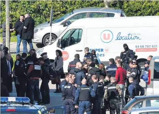  ?? AFP ?? Miembros de la Policía francesa acudieron ayer a las afueras de un supermerca­do en Trèbes, ciudad al sur de Francia, sitio del atentado.