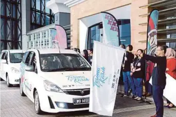  ??  ?? Media Prima Television Networks chief executive officer Datuk Kamal Khalid flagging off Skuad Terima Kasih at Sri Pentas, Bandar Utama, Petaling Jaya, yesterday. PIC BY FARIZ ISWADI ISMAIL