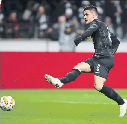  ?? FOTO: GETTY ?? Luka Jovic, chutando a portería durante un partido del Eintrach en la Europa League