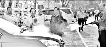  ??  ?? Wong (second left) together with SMC chairman Datuk Tiong Thai King (right) jointly officiatin­g at the ‘KTS/STIHL Charity Carwash’ as Lau (centre) looks on.