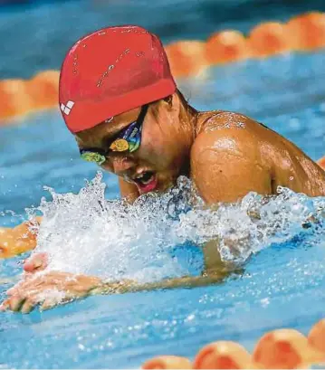  ??  ?? Phee Jinq En holds the national records in the 50m and 100m breaststro­ke.